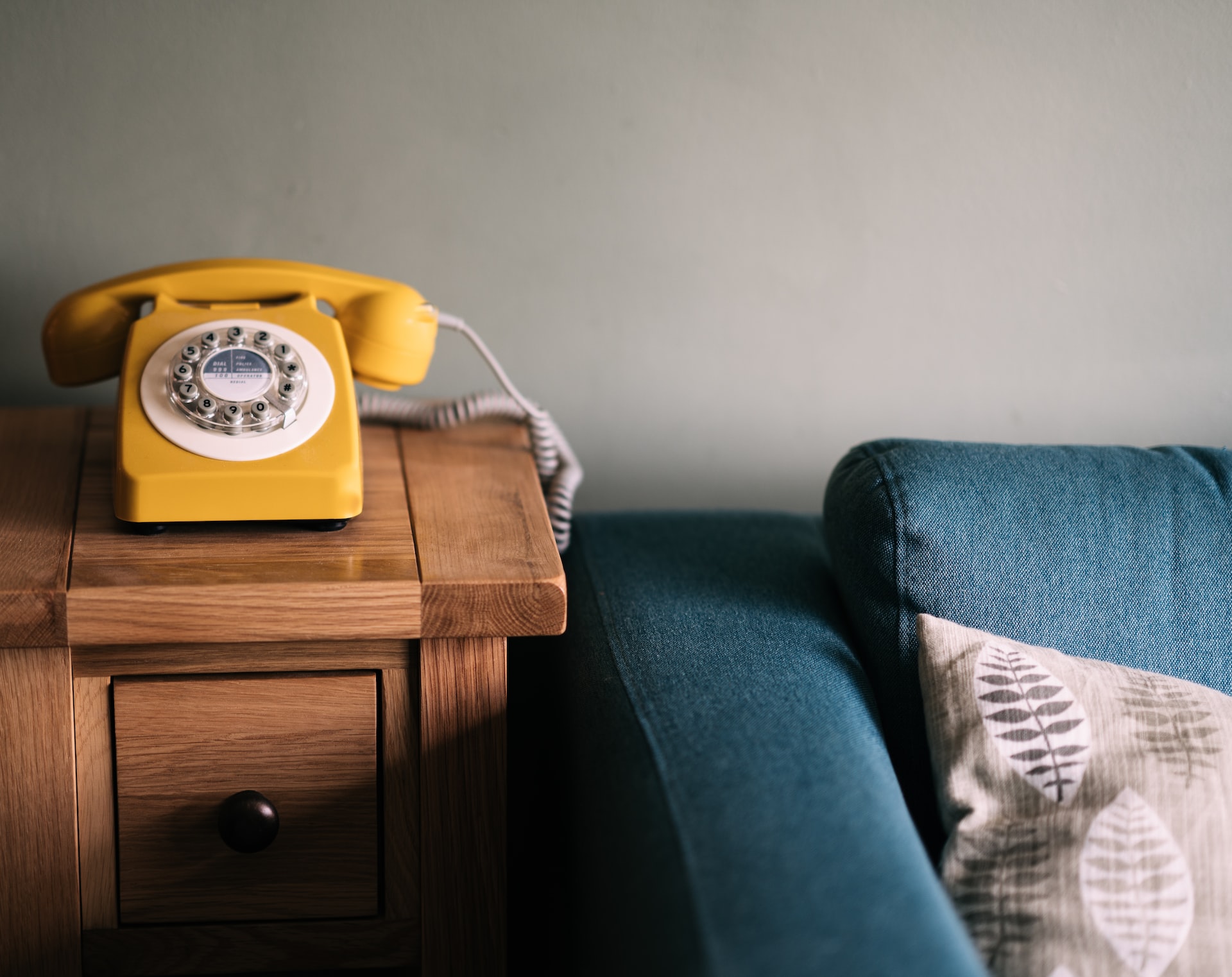 Telephone jaune
