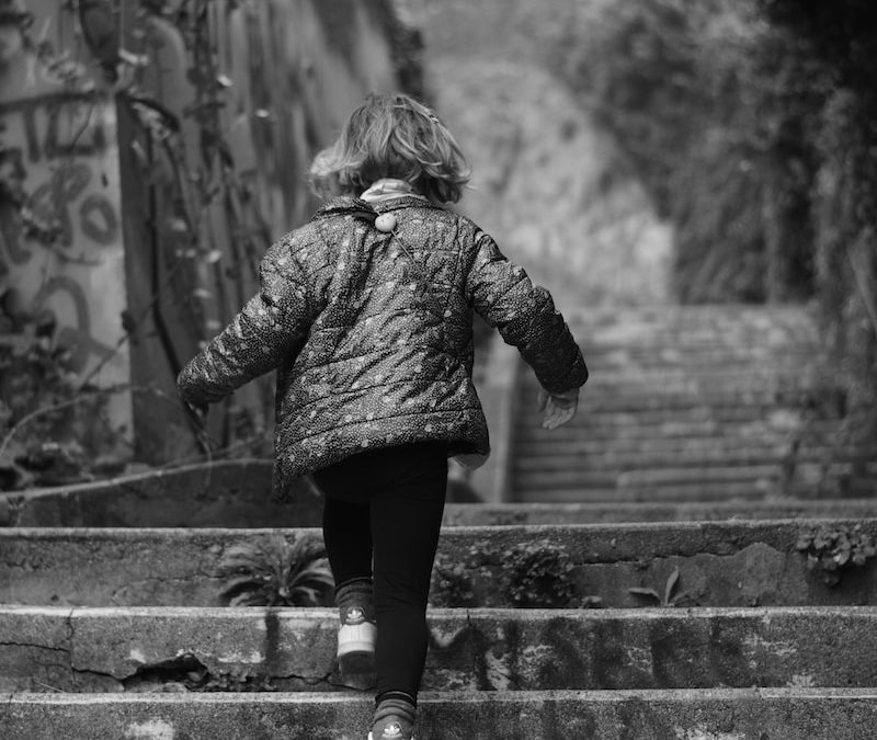 Il avance dans le brouillard
